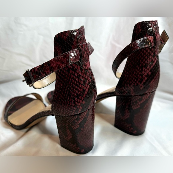 Vince Camuto Beah Snakeskin Burgundy Low Heel Sandals Size 8 - Picture 6 of 7